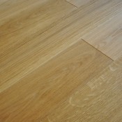 Fertigparkett Eiche Landhausdiele geölt 2-Schicht mit Maßen (L/B/H) 1200x150x10mm. Mit Nut/Feder zur vollflächigen Verklebung geeignet. Ein Paket enthält ca. 2,16m². Parkett Landhausdiele Eiche Natur geölt Nut/Feder 10mm 2-Schicht Alpenland Naturboden