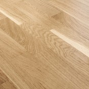 Fertigparkett Eiche Schiffsboden lackiert mit Maßen (L/B/H) 2200x207x14mm. Mit Klicksystem einfach verlegbar. Ein Paket enthält ca. 3,188m². Parkett Schiffsboden Eiche hellbraun Standard matt lackiert Klick 2200x207x14mm Bolero