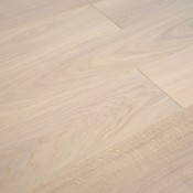 Fertigparkett Eiche Landhausdiele weiß geölt 2-Schicht mit Maßen (L/B/H) 1200x150x10mm. Mit Nut/Feder zur vollflächigen Verklebung geeignet. Ein Paket enthält ca. 2,16m². Parkett Landhausdiele Eiche Natur weiß geölt Nut/Feder 10mm 2-Schicht Alpenland Naturboden