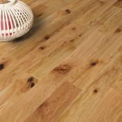 Fertigparkett Eiche Landhausdiele lackiert mit Maßen (L/B/H) 725x130x14mm. Mit Klicksystem einfach verlegbar. Ein Paket enthält ca. 0,65m². Parkett Landhausdiele Eiche Combat Country gebürstet lackiert Klick Collection Earth Piccolo
